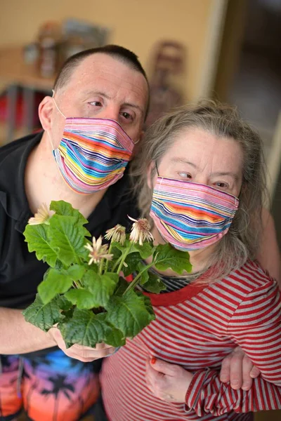 ダウン症候群の愛マスクを持つカップル — ストック写真