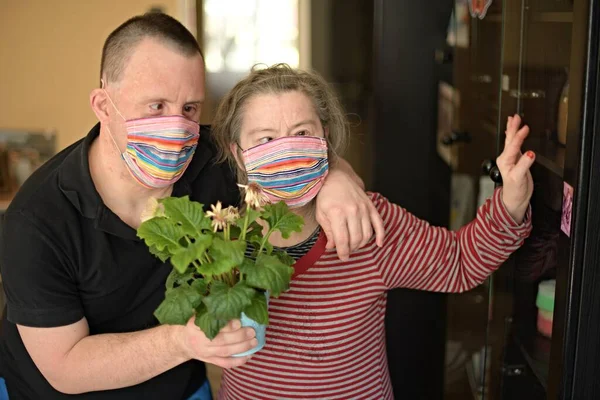 Zespół Downa Miłość Para Maską Respiratora — Zdjęcie stockowe