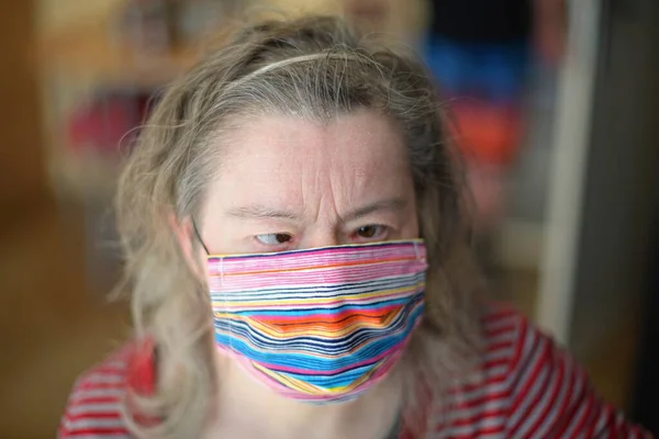 呼吸器マスクをした症候群の女性は — ストック写真