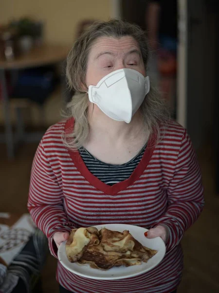 呼吸器マスクをした症候群の女性は — ストック写真