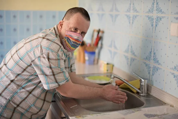 Hombre Con Síndrome Con Máscara Respiratoria — Foto de Stock