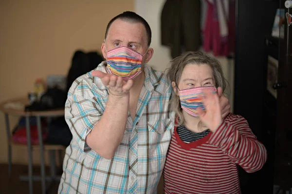 Baixo Síndrome Amor Casal Com Máscara Respirador — Fotografia de Stock