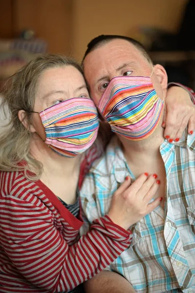 Baixo Síndrome Amor Casal Com Máscara Respirador — Fotografia de Stock