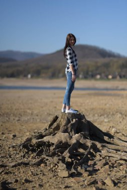 Uzun siyah saçlı çekici bir kadın. 