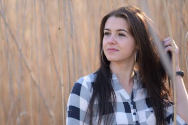 Uzun siyah saçlı çekici bir kadın. 