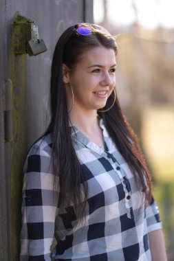 Uzun siyah saçlı çekici bir kadın. 