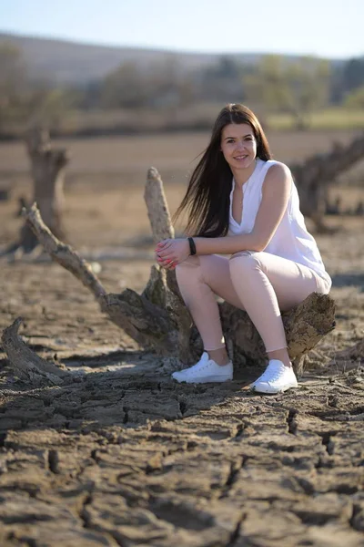 Mooie Vrouw Een Woestijn — Stockfoto