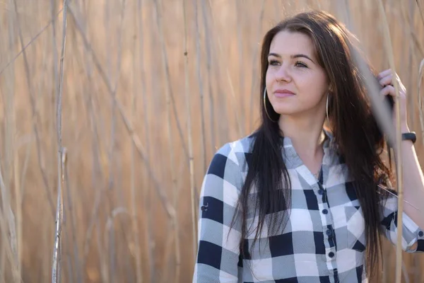 Aantrekkelijke Vrouw Met Lang Zwart Haar Buiten — Stockfoto