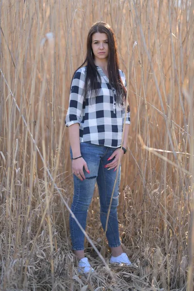 Aantrekkelijke Vrouw Met Lang Zwart Haar Buiten — Stockfoto