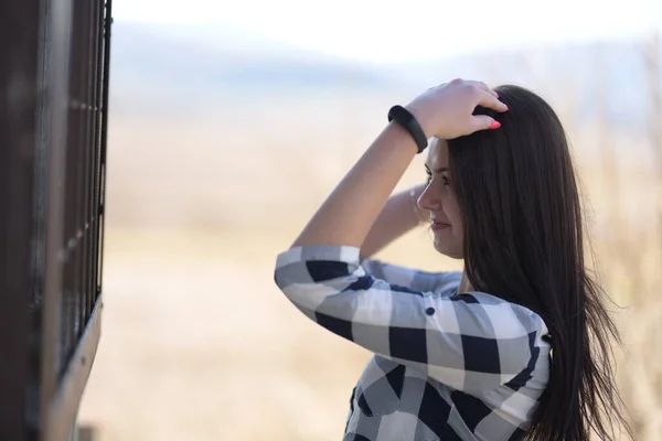 Mujer Atractiva Con Pelo Largo Negro Aire Libre —  Fotos de Stock