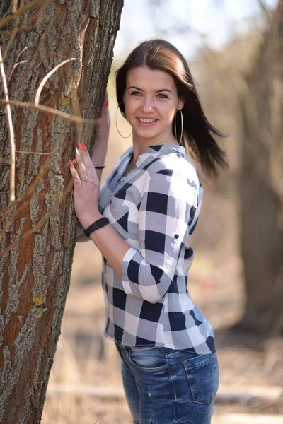 Attraktive Frau Mit Langen Schwarzen Haaren — Stockfoto