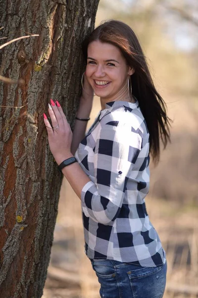 Attraktive Frau Mit Langen Schwarzen Haaren — Stockfoto