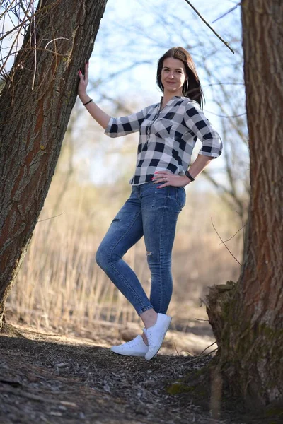 Aantrekkelijke Vrouw Met Lang Zwart Haar Buiten — Stockfoto