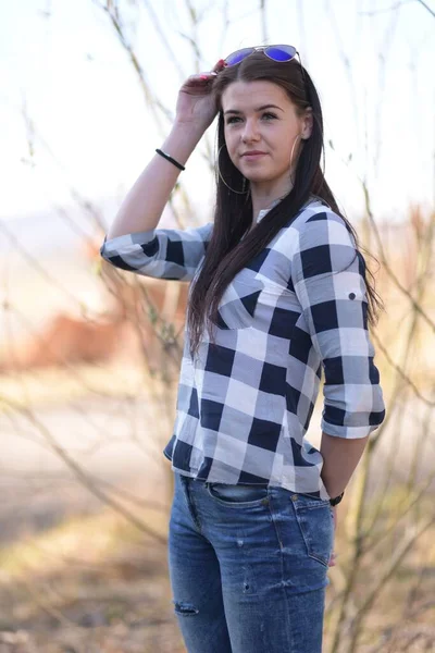 Attraktive Frau Mit Langen Schwarzen Haaren — Stockfoto