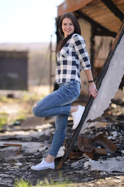 Aantrekkelijke Vrouw Met Lang Zwart Haar Buiten — Stockfoto