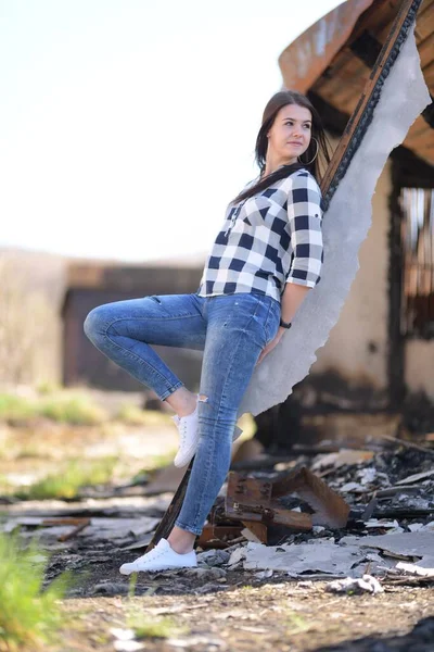 Attraktive Frau Mit Langen Schwarzen Haaren — Stockfoto