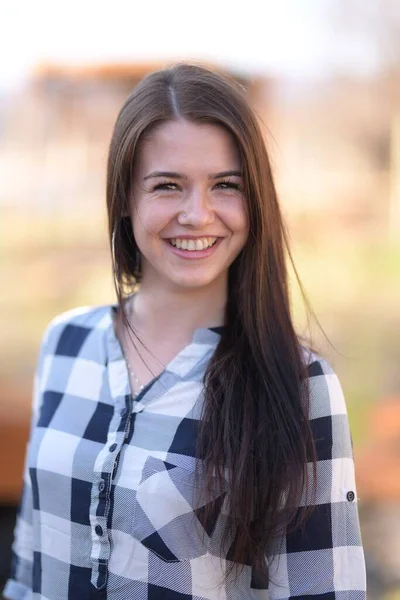 Attraktive Frau Mit Langen Schwarzen Haaren — Stockfoto