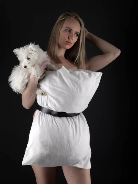 Sexy Natuurlijke Blonde Vrouw Met Puppy — Stockfoto