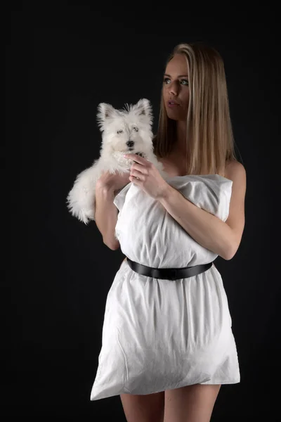 Sexy Natuurlijke Blonde Vrouw Met Puppy — Stockfoto