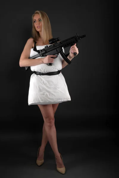 Sexy Blonde Vrouw Holding Gun — Stockfoto