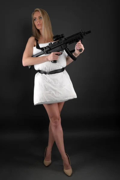 Σέξι Ξανθιά Γυναίκα Κρατώντας Όπλο — Φωτογραφία Αρχείου