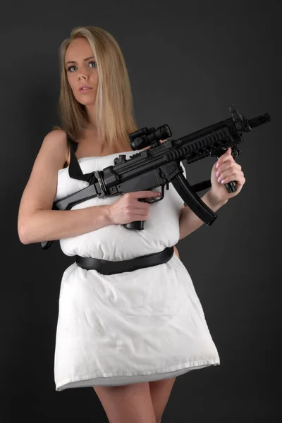 Sexy Blonde Vrouw Holding Gun — Stockfoto