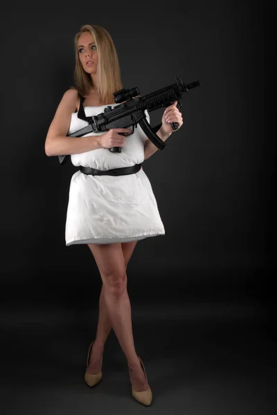 Mulher Loira Sexy Segurando Arma — Fotografia de Stock