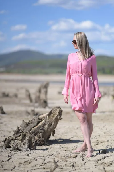 Mulher Vestido Rosa Andando Deserto — Fotografia de Stock