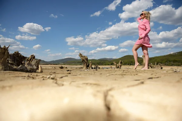 Žena Růžových Šatech Procházky Poušti — Stock fotografie