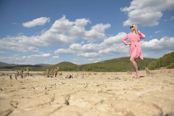 Γυναίκα Ροζ Φόρεμα Περπατώντας Μια Έρημο — Φωτογραφία Αρχείου
