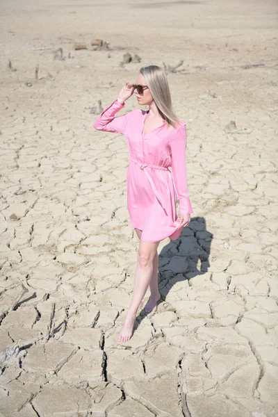 Rózsaszín Ruhában Séta Sivatagban — Stock Fotó