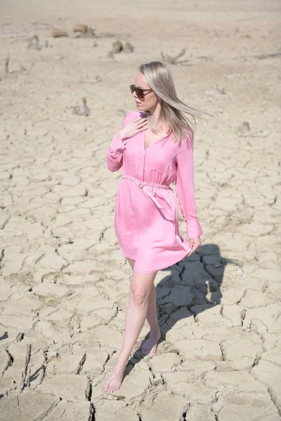 Woman Pink Dress Walking Desert — Stock Photo, Image