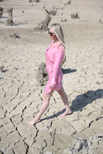 Γυναίκα Ροζ Φόρεμα Περπατώντας Μια Έρημο — Φωτογραφία Αρχείου