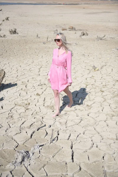 Mulher Vestido Rosa Andando Deserto — Fotografia de Stock