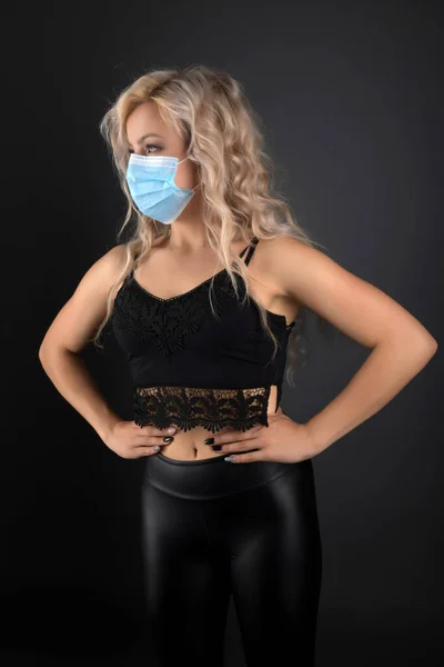 Bella Donna Bionda Con Lunghi Capelli Ricci Con Maschera Respiratore — Foto Stock