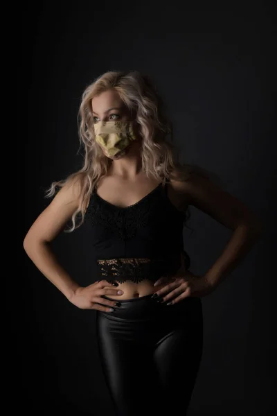 Vacker Blond Kvinna Med Långt Lockigt Hår Med Respirator Mask — Stockfoto