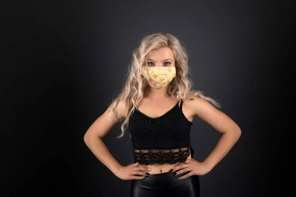 Vacker Blond Kvinna Med Långt Lockigt Hår Med Respirator Mask — Stockfoto