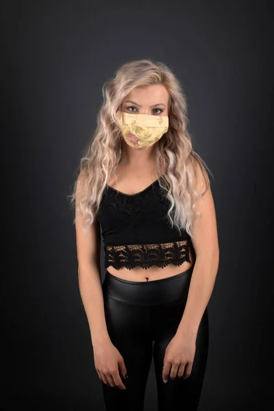 Belle Femme Blonde Avec Longs Cheveux Bouclés Avec Masque Respirateur — Photo