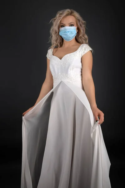 Γυναίκα Νυφικό Φόρεμα Και Μάσκα Αναπνοής — Φωτογραφία Αρχείου