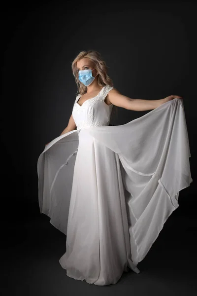 Kobieta Sukni Ślubnej Masce Respiratora — Zdjęcie stockowe