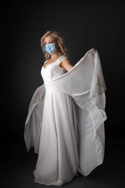 ウェディングドレスやマスクの女性 — ストック写真
