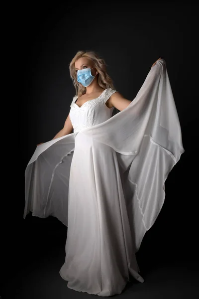 Kobieta Sukni Ślubnej Masce Respiratora — Zdjęcie stockowe