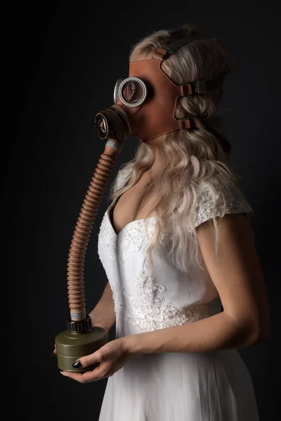 Žena Svatebních Šatech Plynové Masce — Stock fotografie
