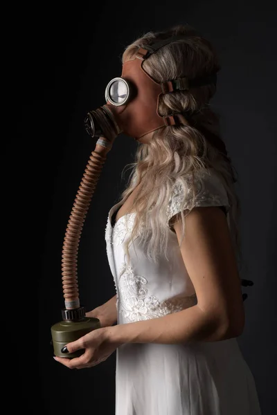 Woman Wedding Dress Gas Mask — Stock Photo, Image