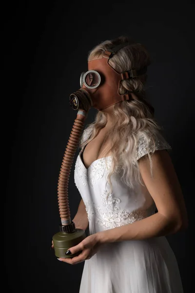 Žena Svatebních Šatech Plynové Masce — Stock fotografie