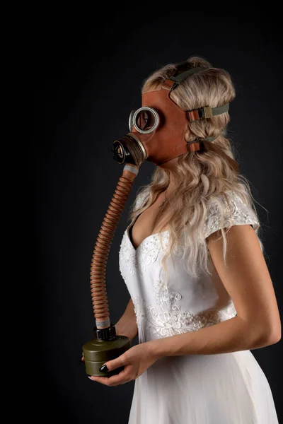 Vrouw Trouwjurk Gasmasker — Stockfoto