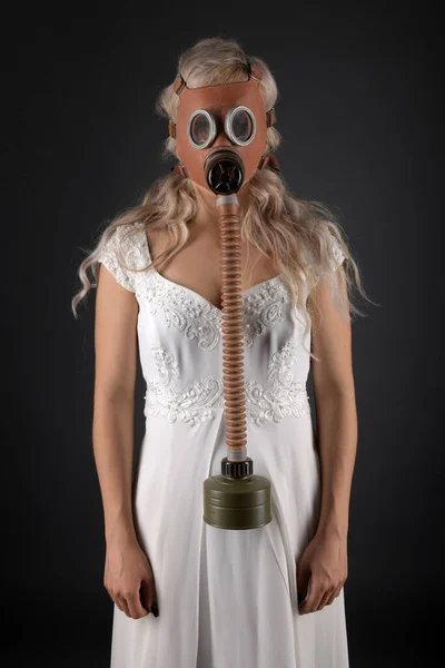 Vrouw Trouwjurk Gasmasker — Stockfoto