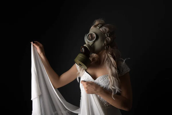 Vrouw Trouwjurk Gasmasker — Stockfoto