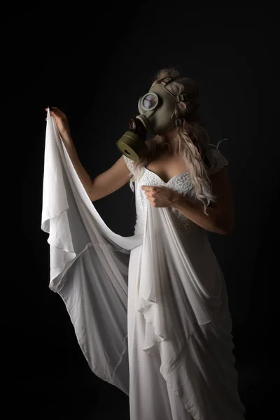 ウェディングドレスやガスマスクの女性 — ストック写真