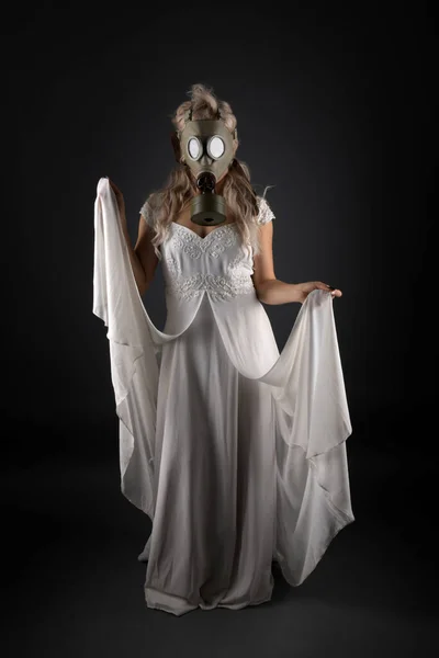 Mujer Vestido Novia Máscara Gas — Foto de Stock
